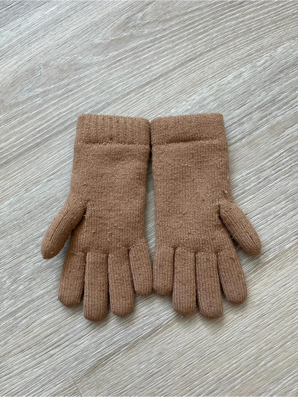 URBAN OUTFITTERS TAN CABLE KNIT GLOVES WITH FAUX FUR INSIDE
